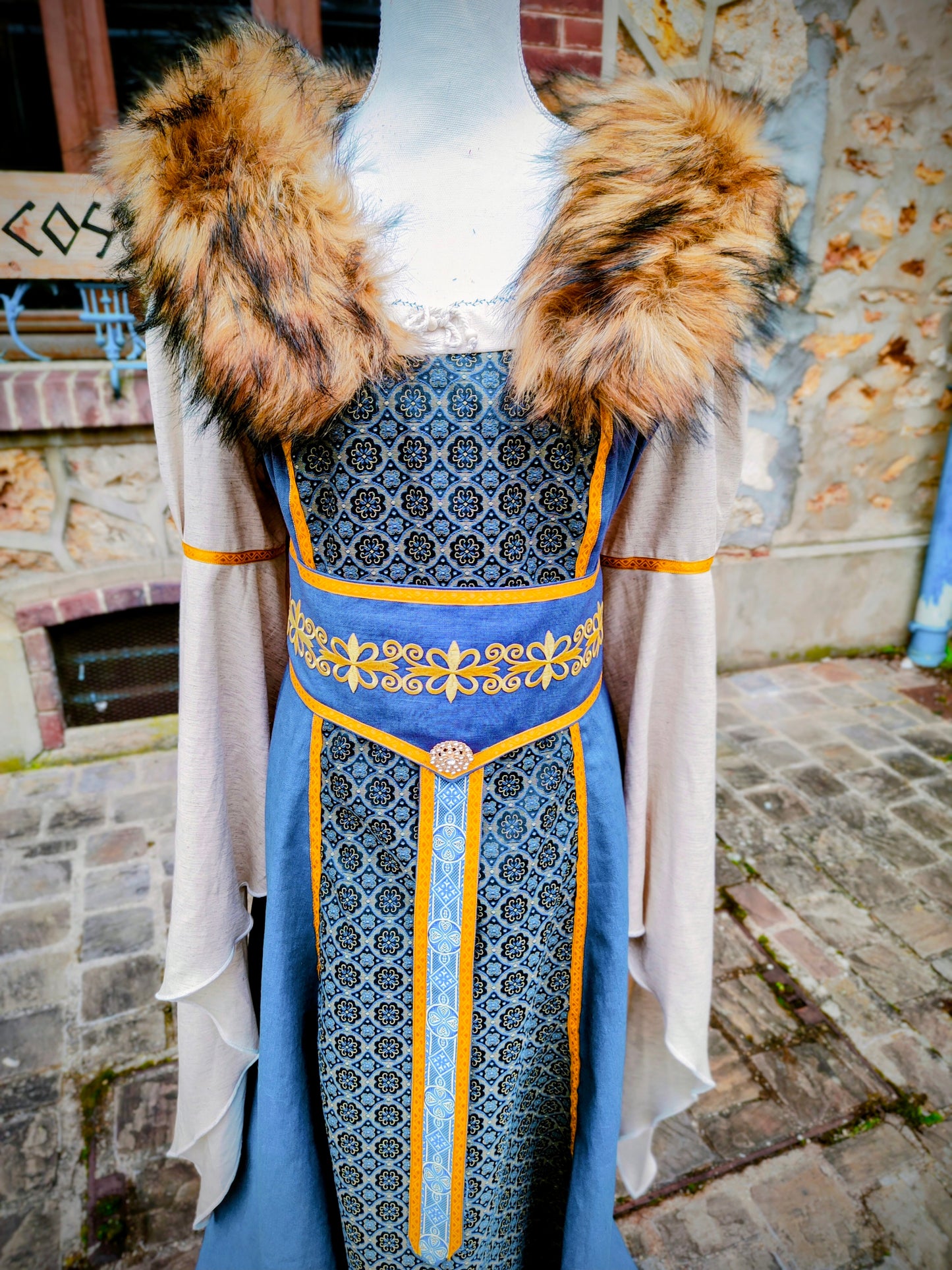 Robe Renaissance ou médiévale en lin et jacquard à médaillons bleus, avec fausse-fourrure amovible et sublime ceinture