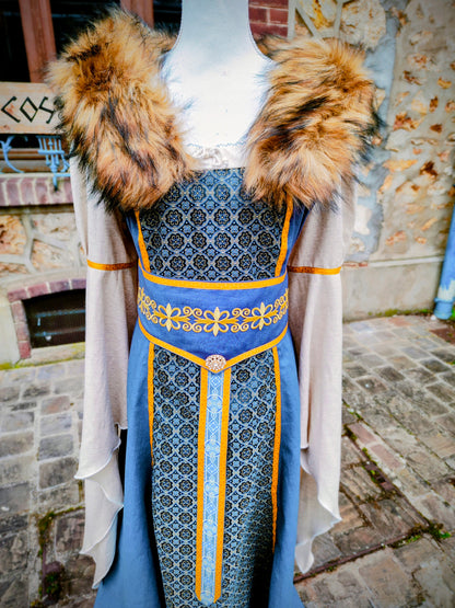 Robe Renaissance ou médiévale en lin et jacquard à médaillons bleus, avec fausse-fourrure amovible et sublime ceinture