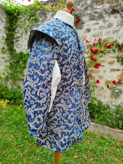 Veste XV/XVI ème siècles avec manches à crevées, en jacquard.