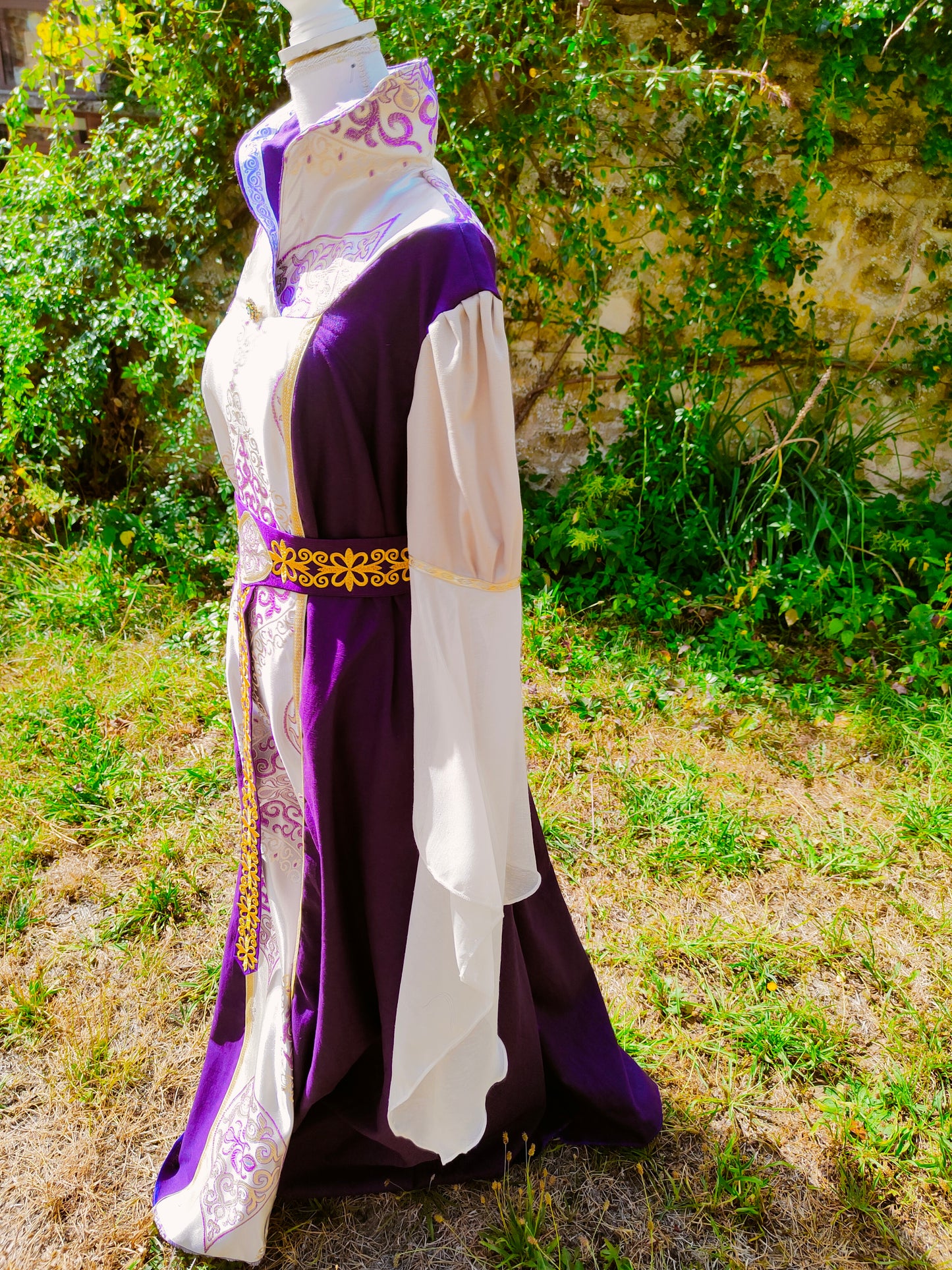 Robe style Renaissance en lin violet et jacquard ivoire et violet avec ceinture