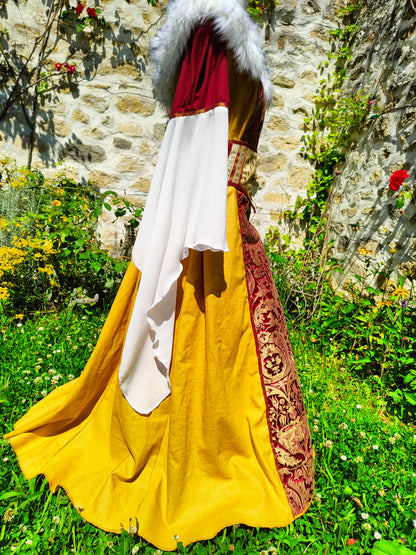 Robe médiévale ou Renaissance avec fausse fourrure amovible, en lin ocre et jacquard rouge et doré.