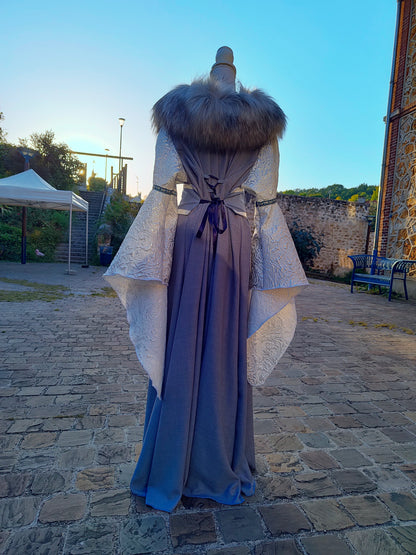 Robe médiévale ou Renaissance en jacquard argent et coton léger bleu gris.