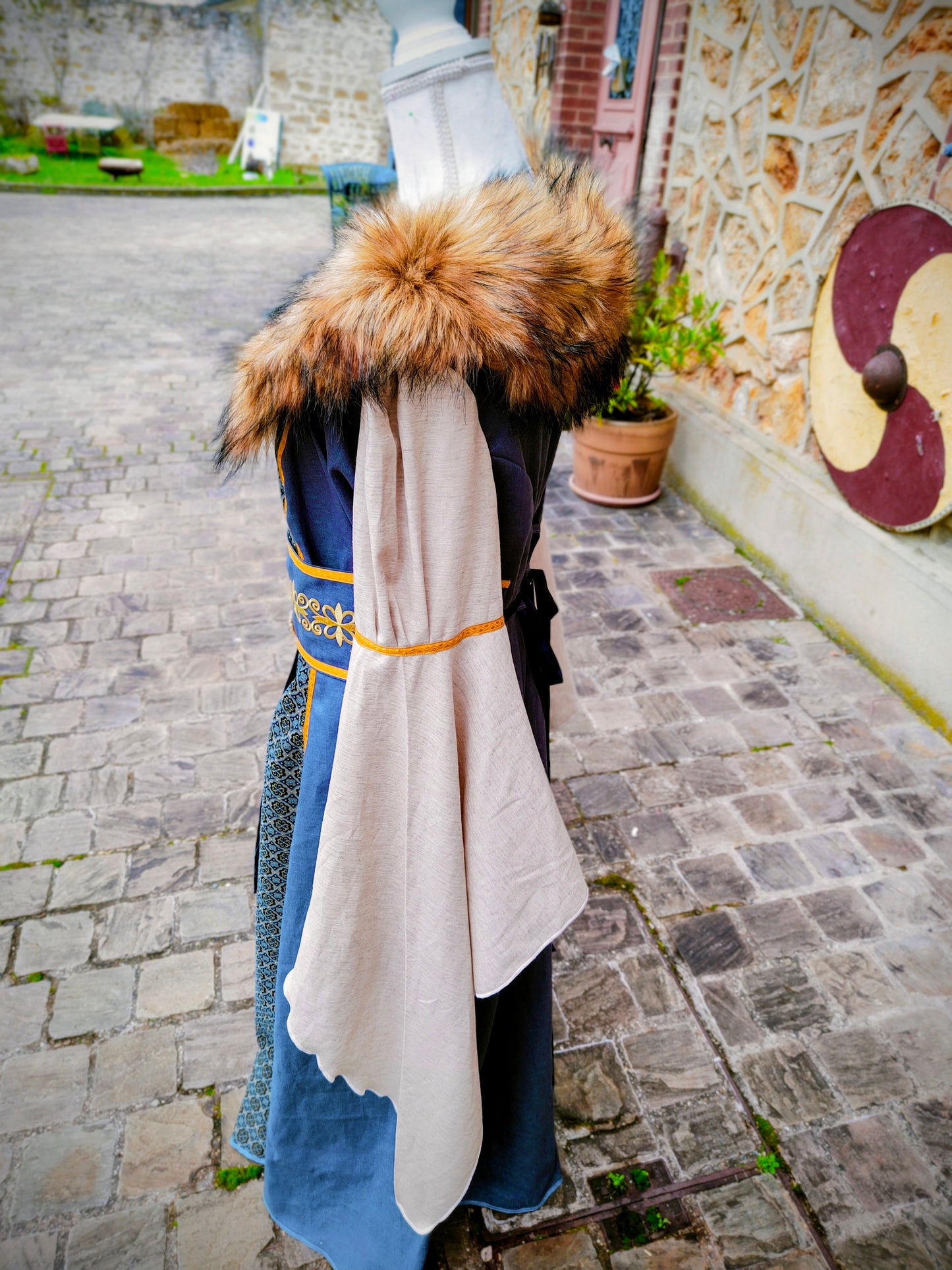 Robe Renaissance ou médiévale en lin et jacquard à médaillons bleus, avec fausse-fourrure amovible et sublime ceinture