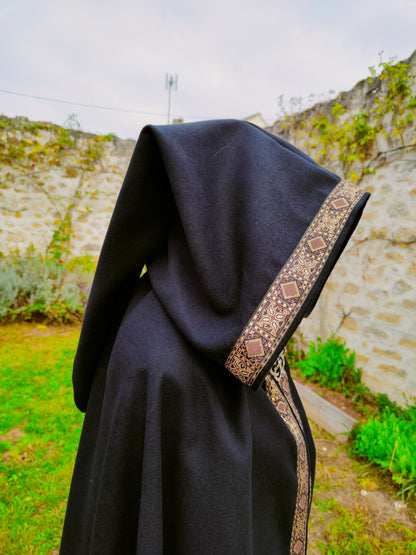 Cape en lainage noir avec capuche pointue et galon marron et doré modèle pour homme ou femme