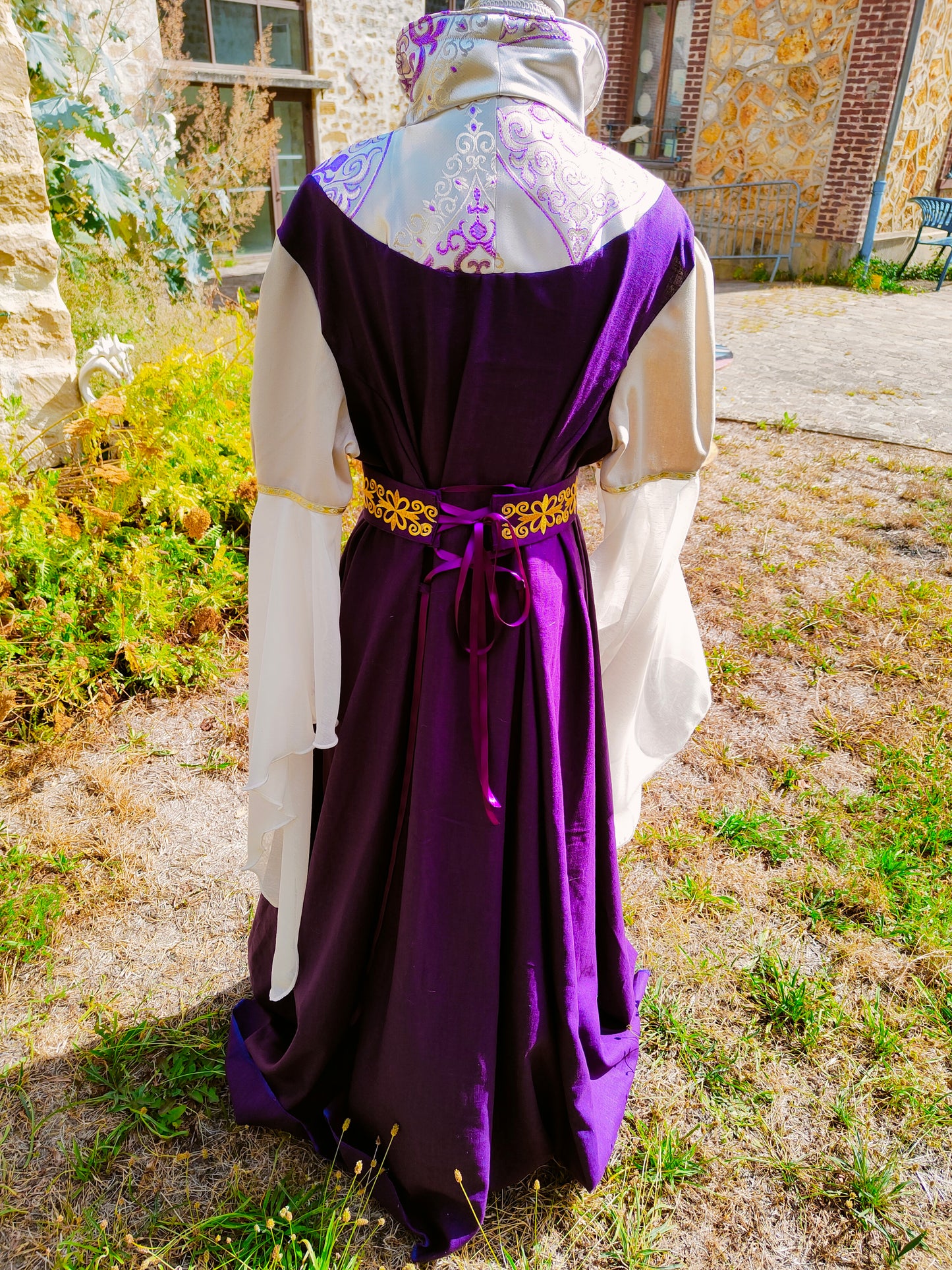 Robe style Renaissance en lin violet et jacquard ivoire et violet avec ceinture