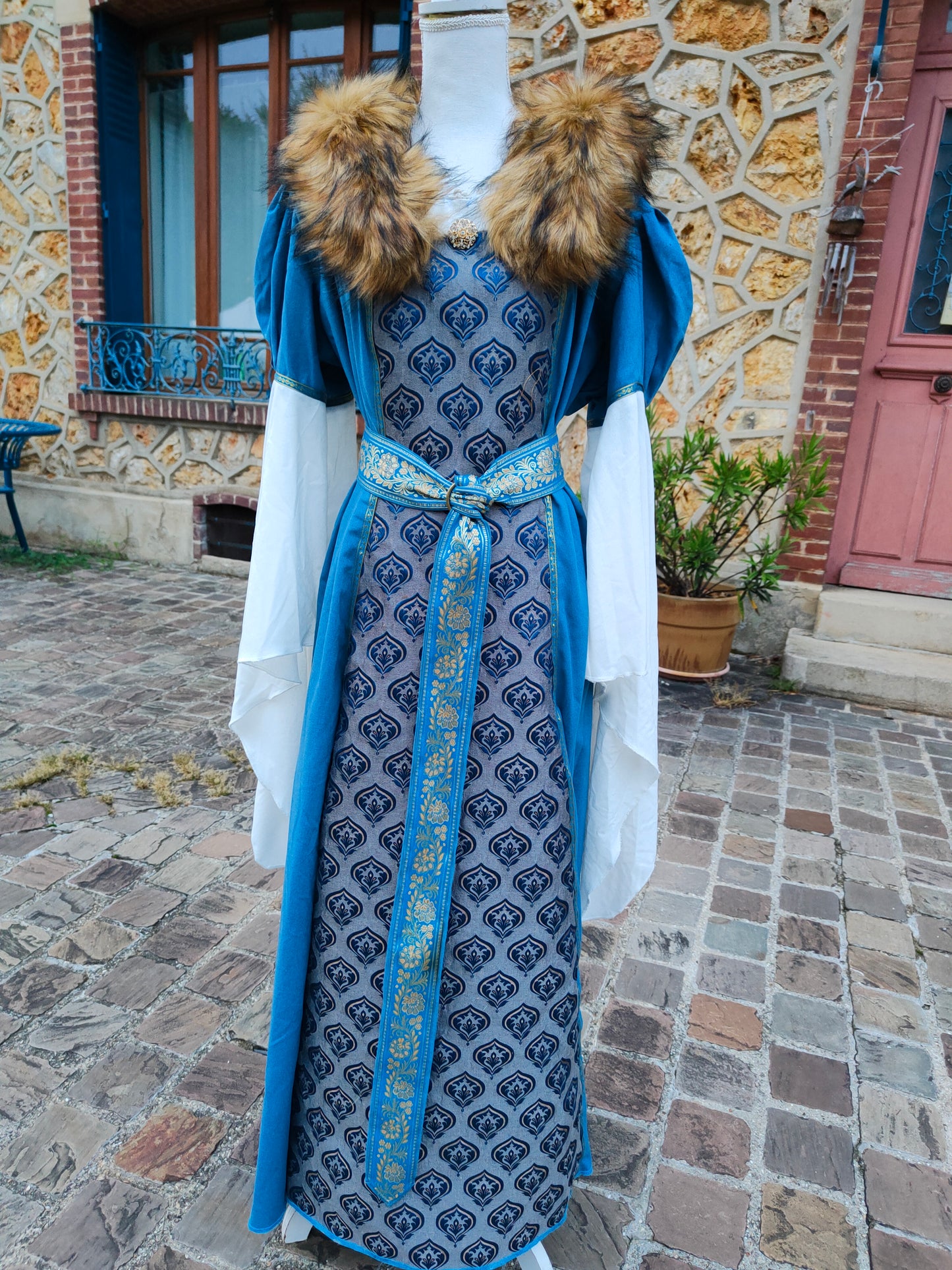 Robe Renaissance ou médiévale pour femme avec fausse fourrure amovible, jacquard à motifs bleus.