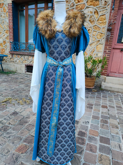Robe Renaissance ou médiévale pour femme avec fausse fourrure amovible, jacquard à motifs bleus.