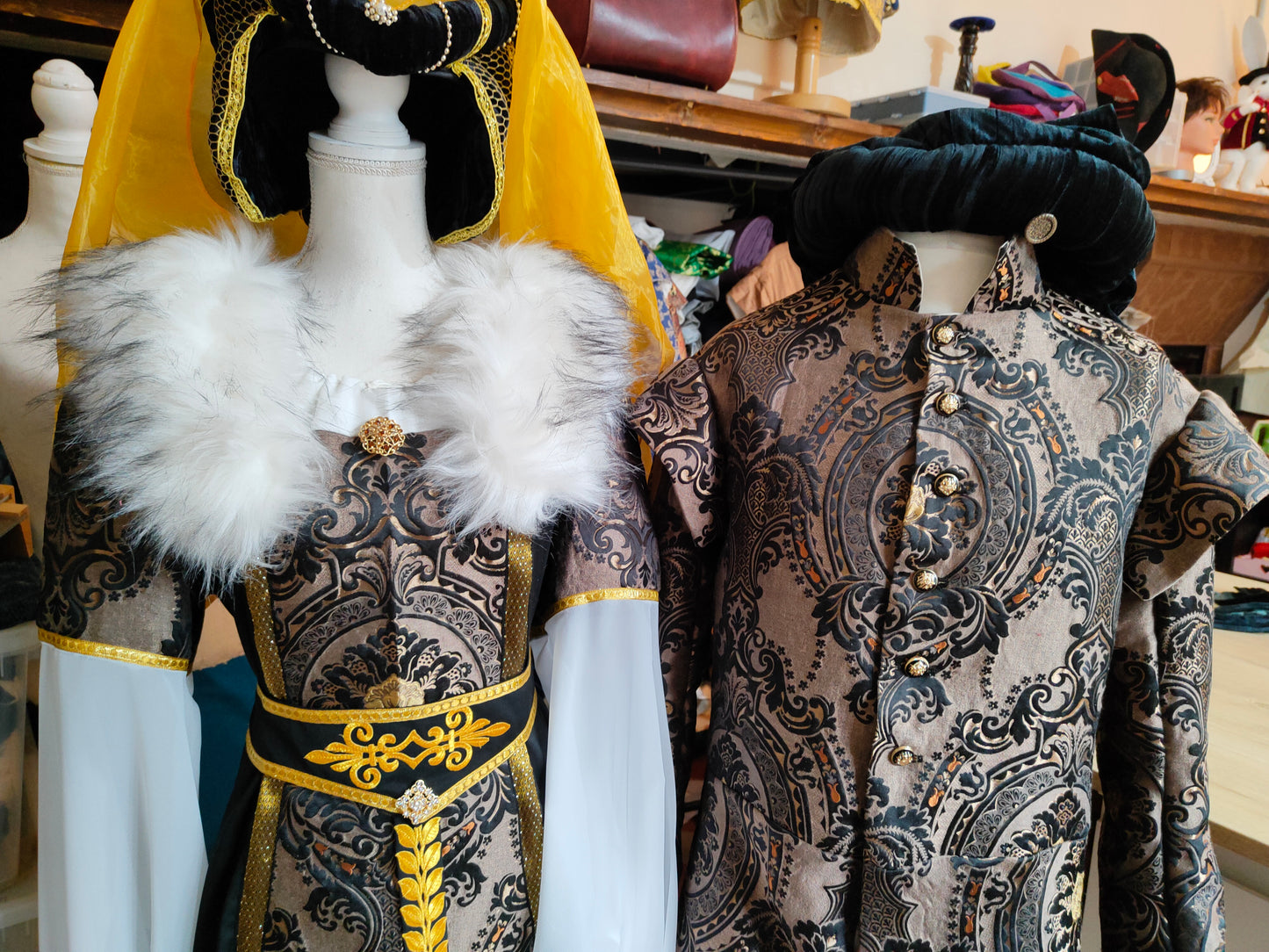 Robe Renaissance ou médiéval tardif pour femme, noire et dorée avec fausse fourrure blanche amovible et ceinture.