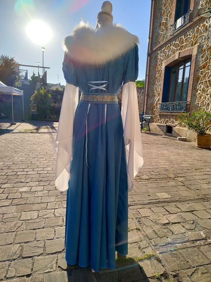 Robe Renaissance ou médiévale pour femme avec fausse fourrure amovible, jacquard à motifs bleus.