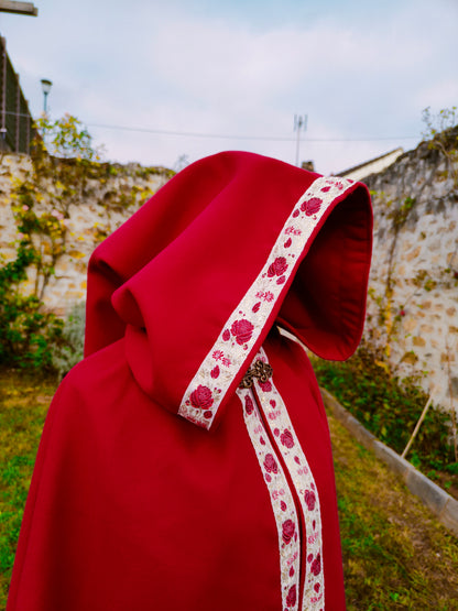 Cape historique ou fantastique, en lainage rouge avec galon roses rouges