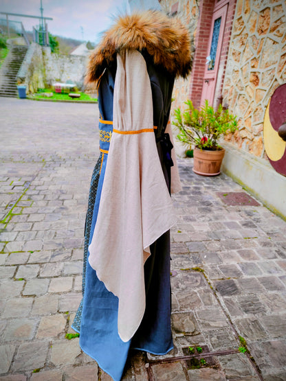 Robe Renaissance ou médiévale en lin et jacquard à médaillons bleus, avec fausse-fourrure amovible et sublime ceinture