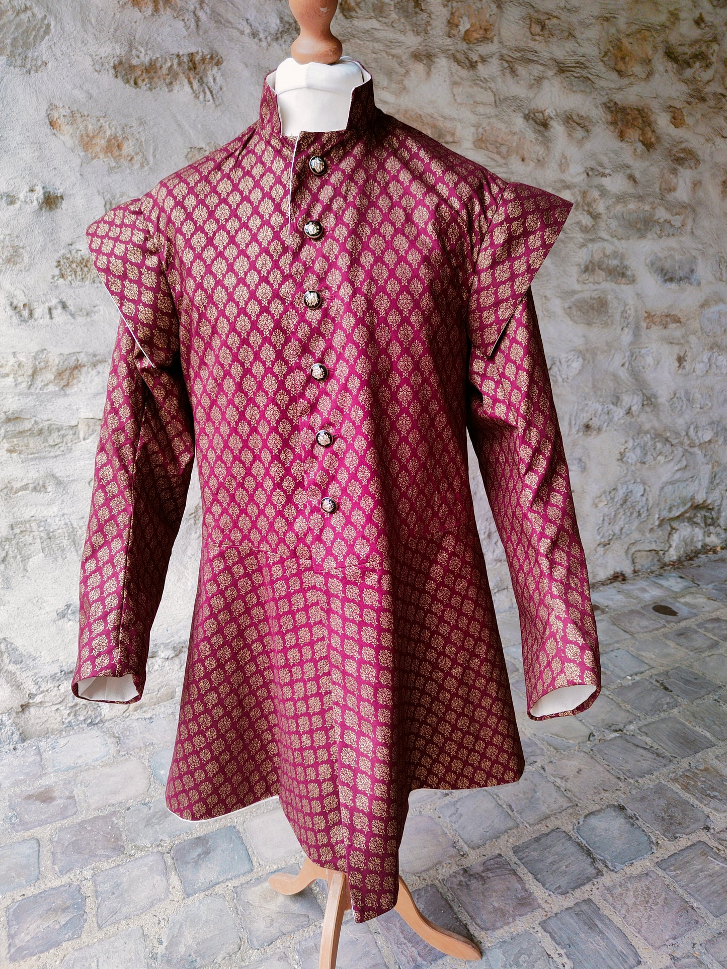 Veste médiévale ou Renaissance bordeaux et dorée