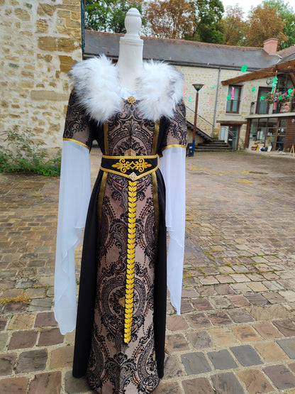 Robe Renaissance ou médiéval tardif pour femme, noire et dorée avec fausse fourrure blanche amovible et ceinture.
