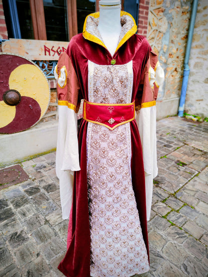 Robe médiévale ou Renaissance en velours avec manches à crevées