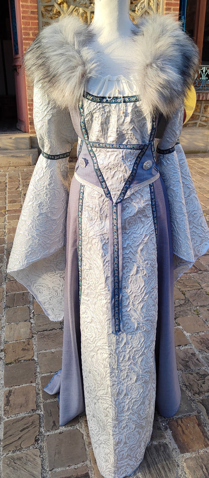 Robe médiévale ou Renaissance en jacquard argent et coton léger bleu gris.