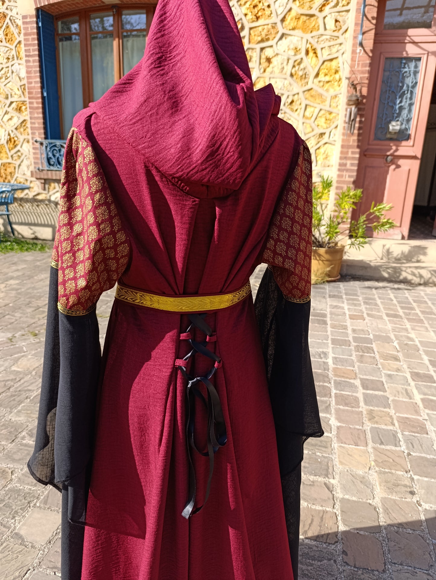 Robe médiévale fantastique, elfique bordeaux et noire
