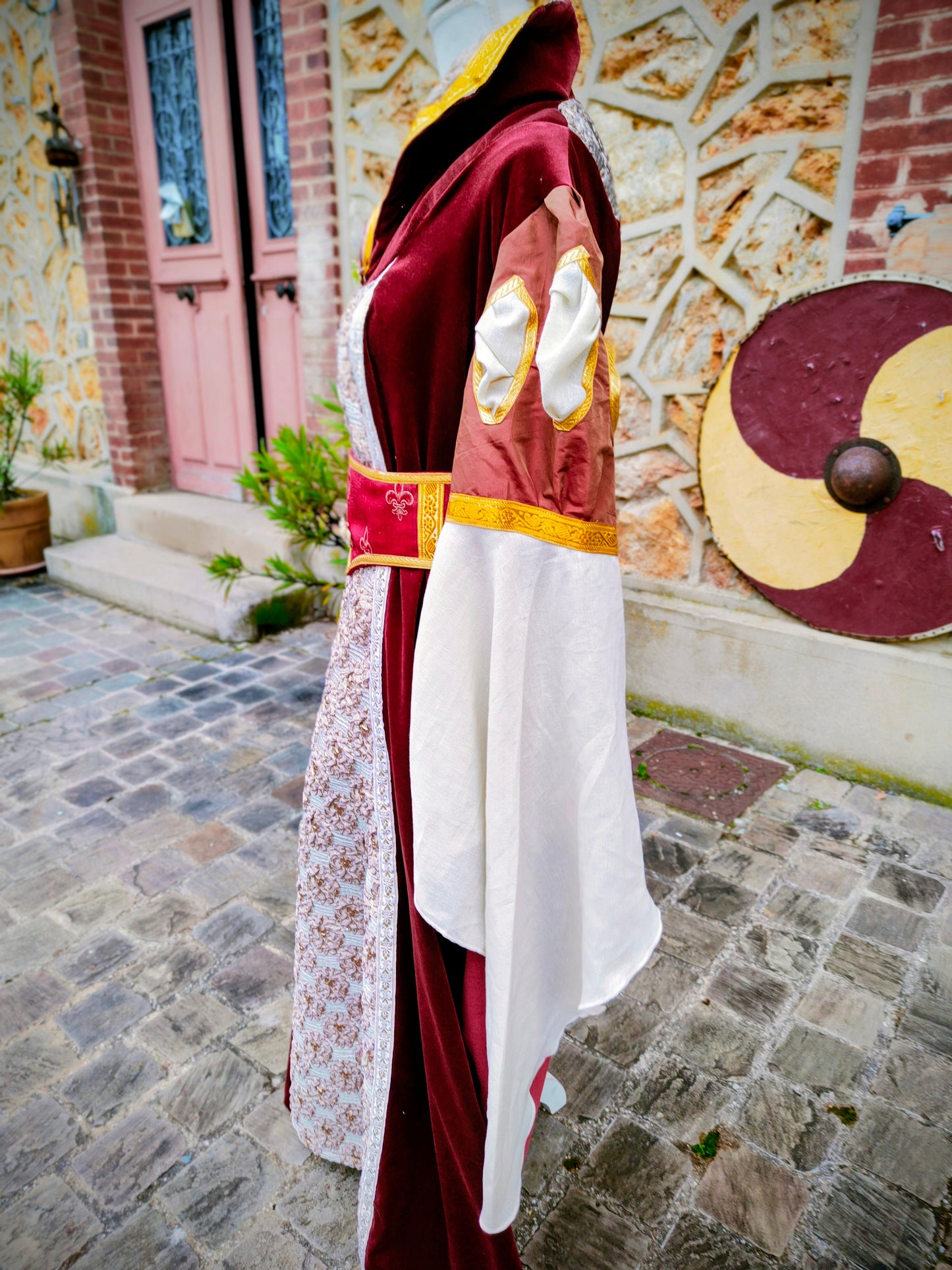Robe médiévale ou Renaissance en velours avec manches à crevées