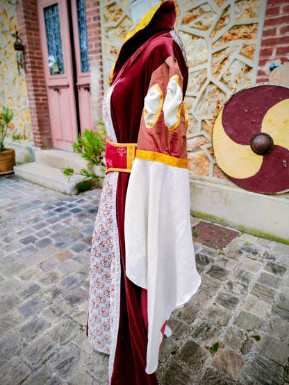 Robe médiévale ou Renaissance en velours avec manches à crevées