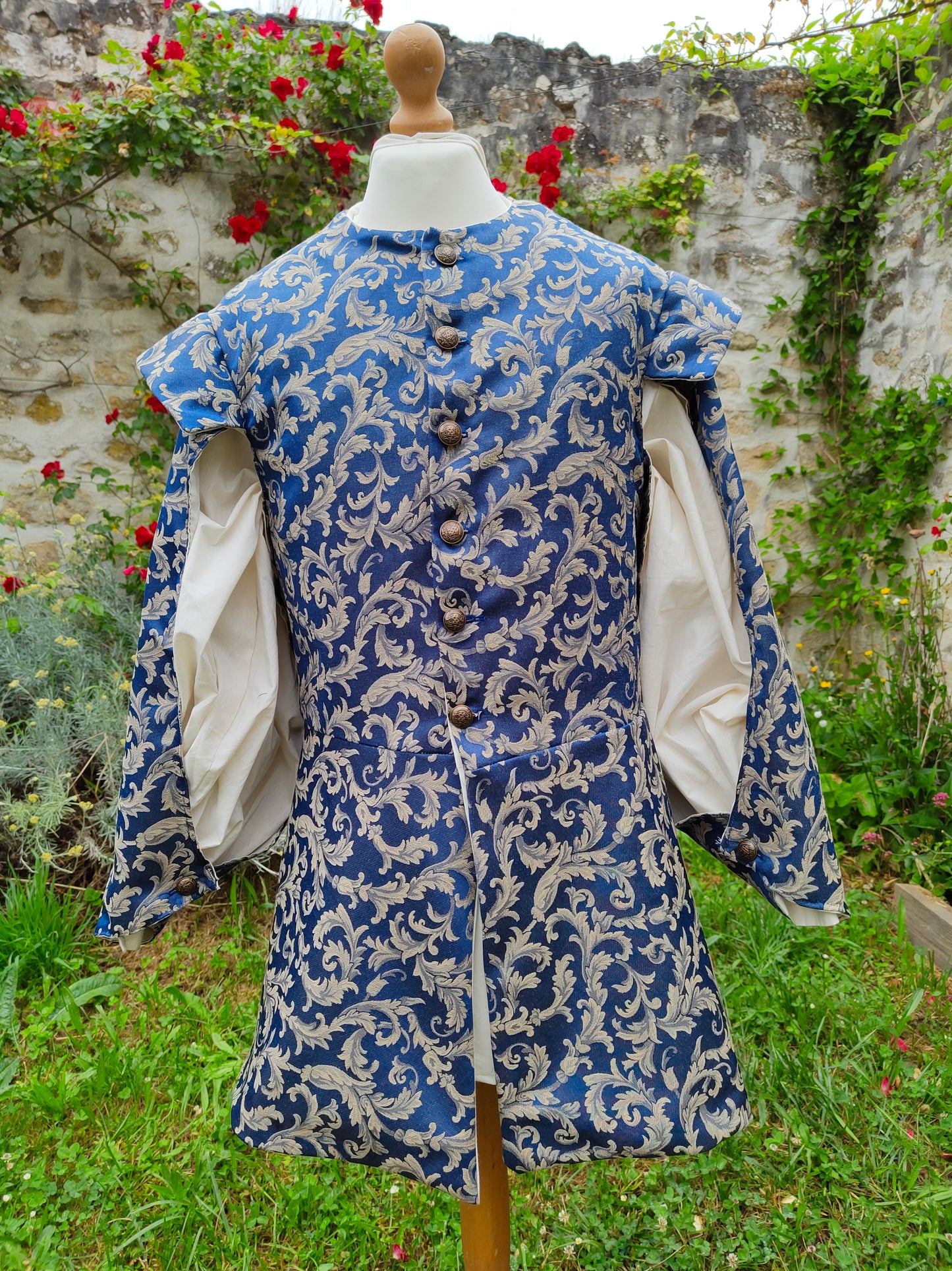 Veste XV/XVI ème siècles avec manches à crevées, en jacquard.