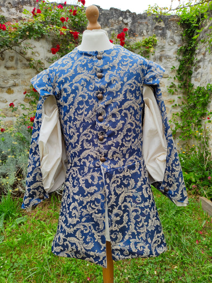Veste XV/XVI ème siècles avec manches à crevées, en jacquard.