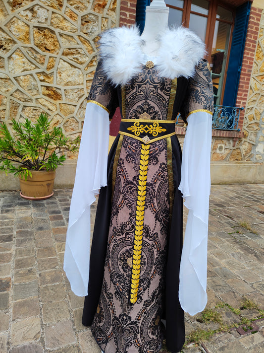 Robe Renaissance ou médiéval tardif pour femme, noire et dorée avec fausse fourrure blanche amovible et ceinture.