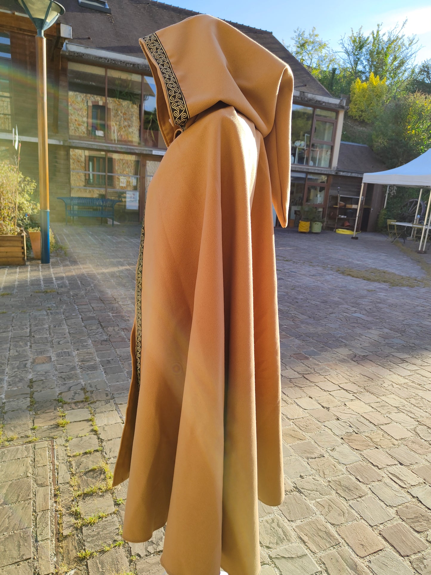 Cape médiévale mixte en lainage beige avec galon triskel