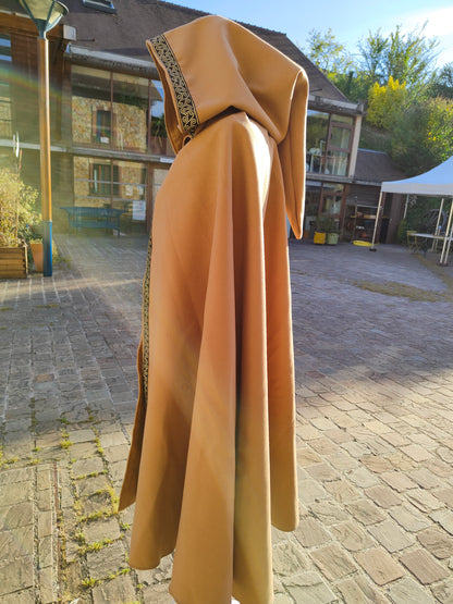 Cape médiévale mixte en lainage beige avec galon triskel