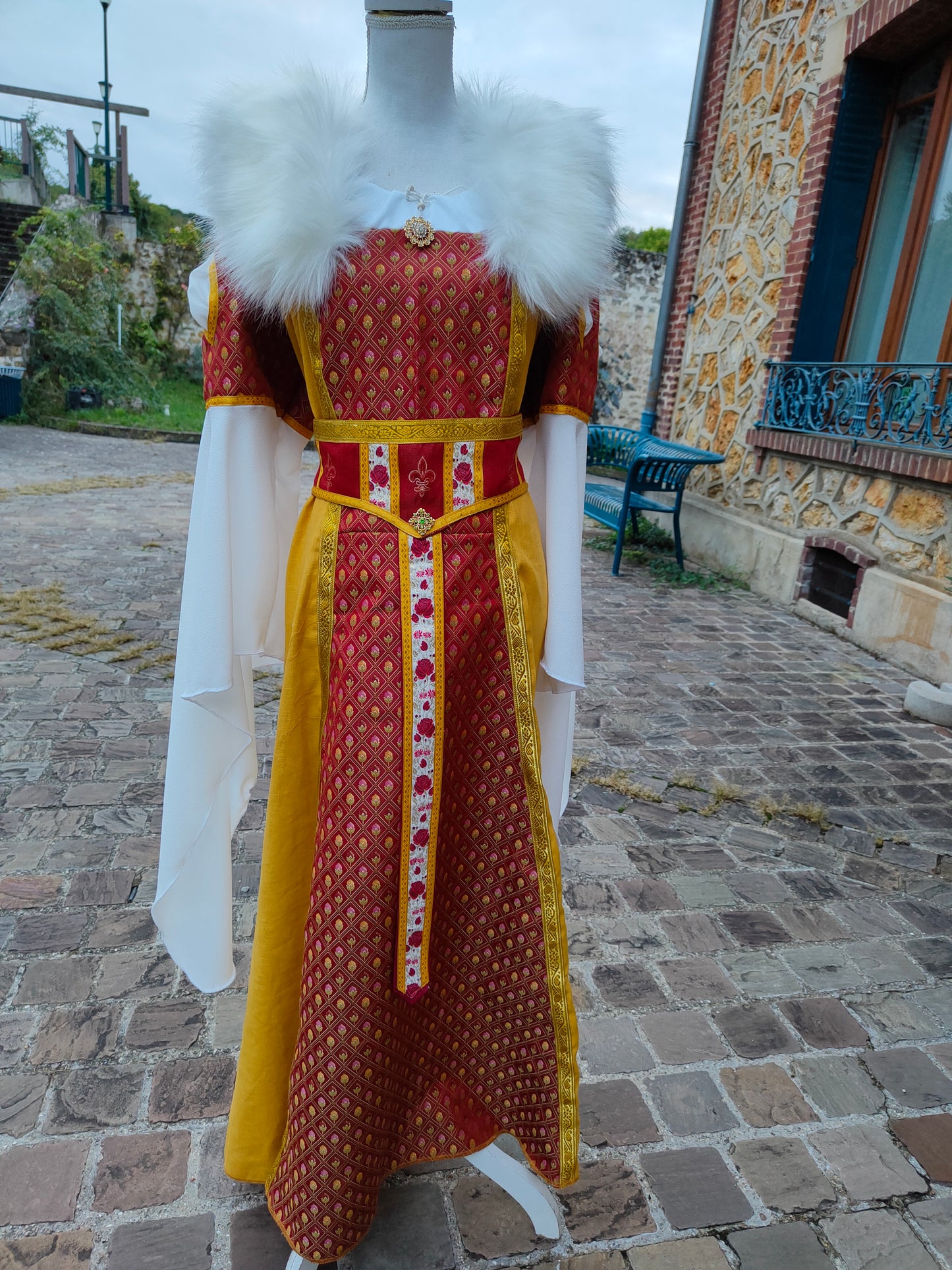 Robe médiévale ou Renaissance avec fausse fourrure amovible, en lin ocre et jacquard rouge et doré.