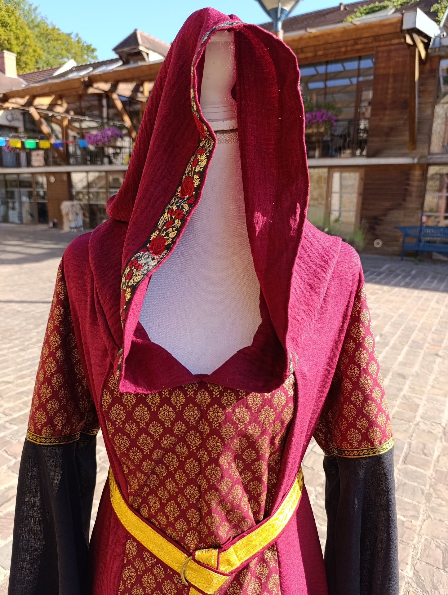 Robe médiévale fantastique, elfique bordeaux et noire