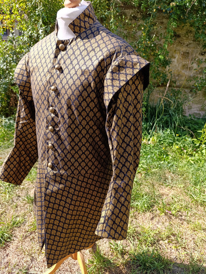 Veste medievale noire et dorée