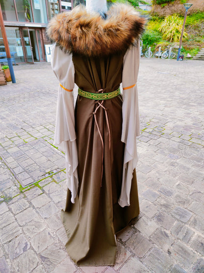 Robe celtique ou elfique en lin et coton kaki et écru avec fausse fourrure amovible
