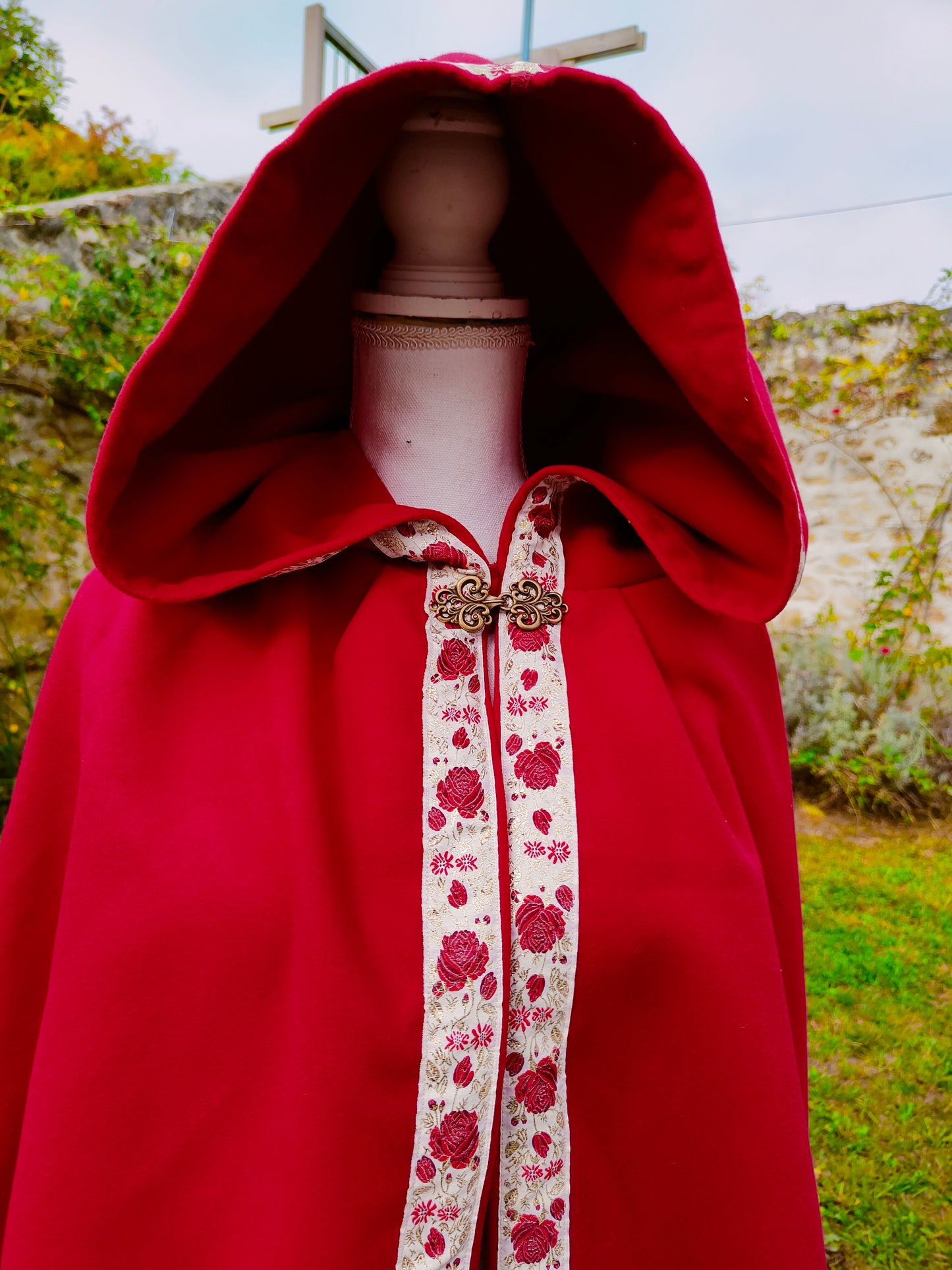 Cape historique ou fantastique, en lainage rouge avec galon roses rouges