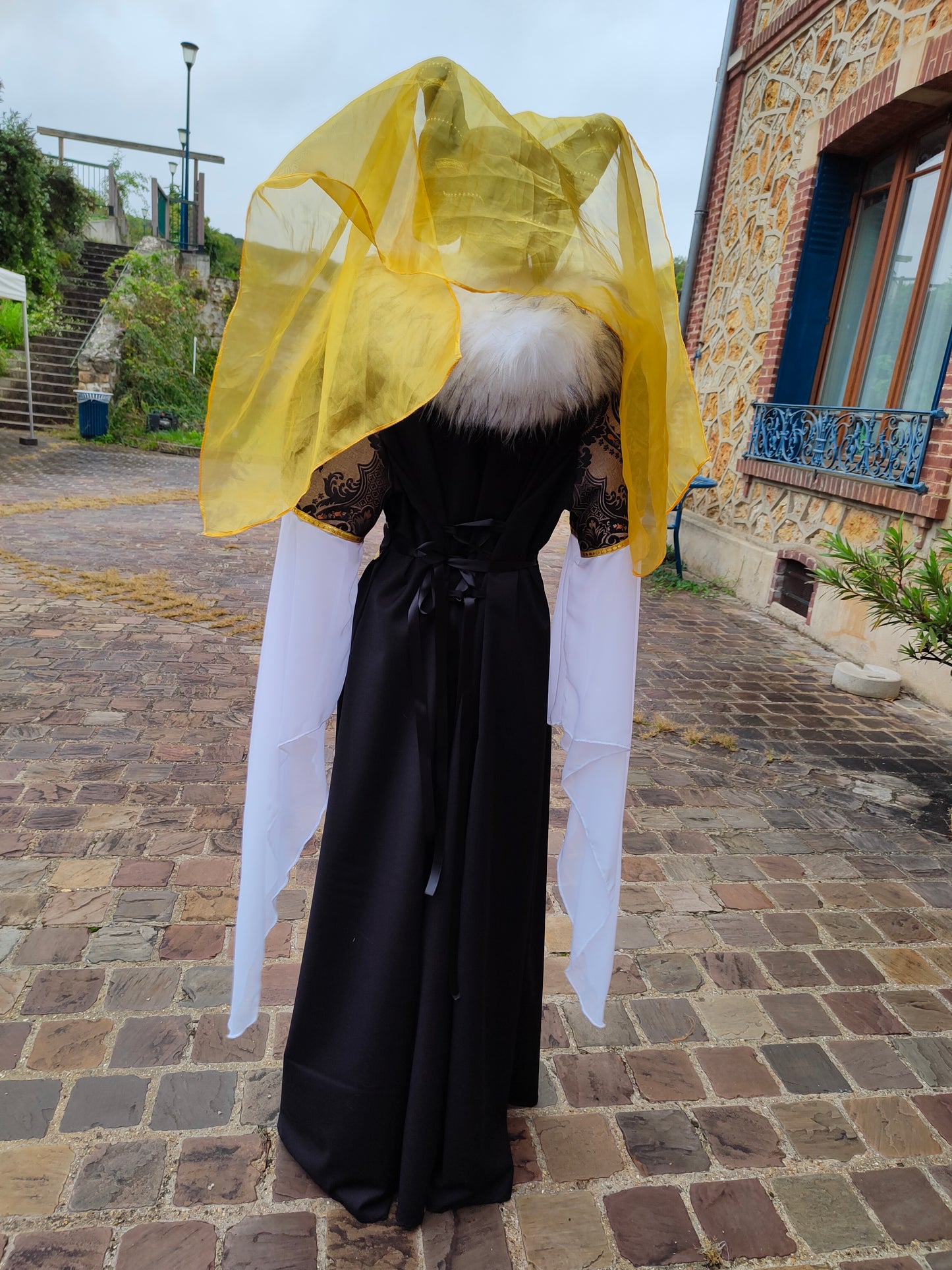Robe Renaissance ou médiéval tardif pour femme, noire et dorée avec fausse fourrure blanche amovible et ceinture.
