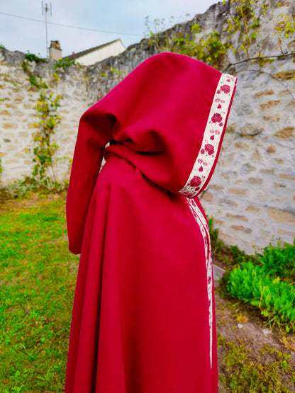 Cape historique ou fantastique, en lainage rouge avec galon roses rouges