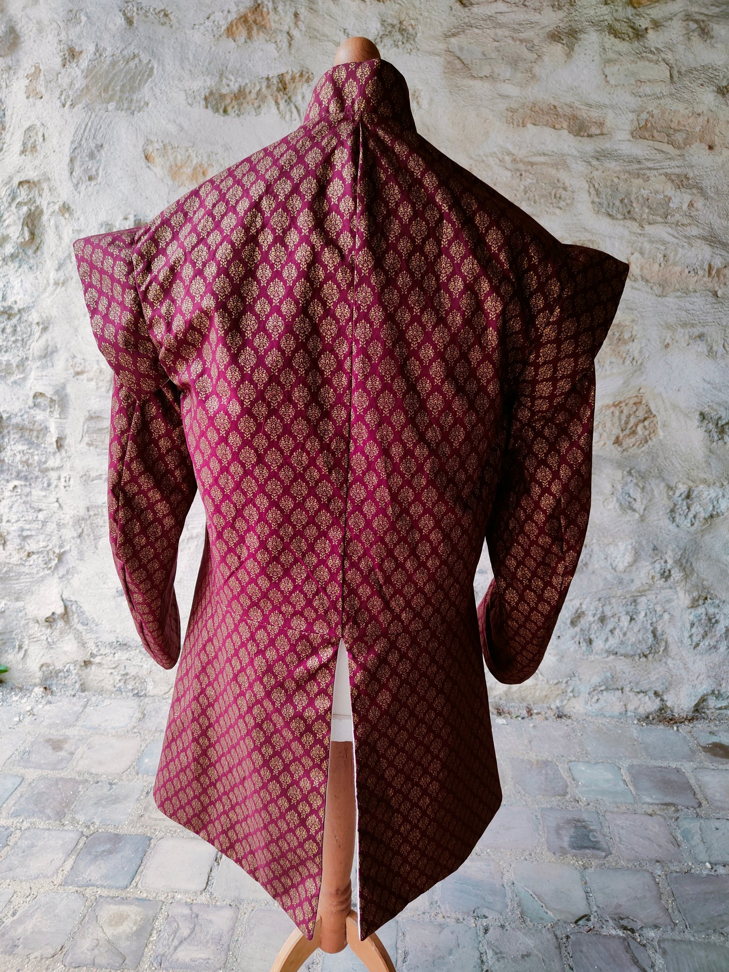 Veste médiévale ou Renaissance bordeaux et dorée