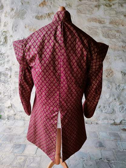 Veste médiévale ou Renaissance bordeaux et dorée