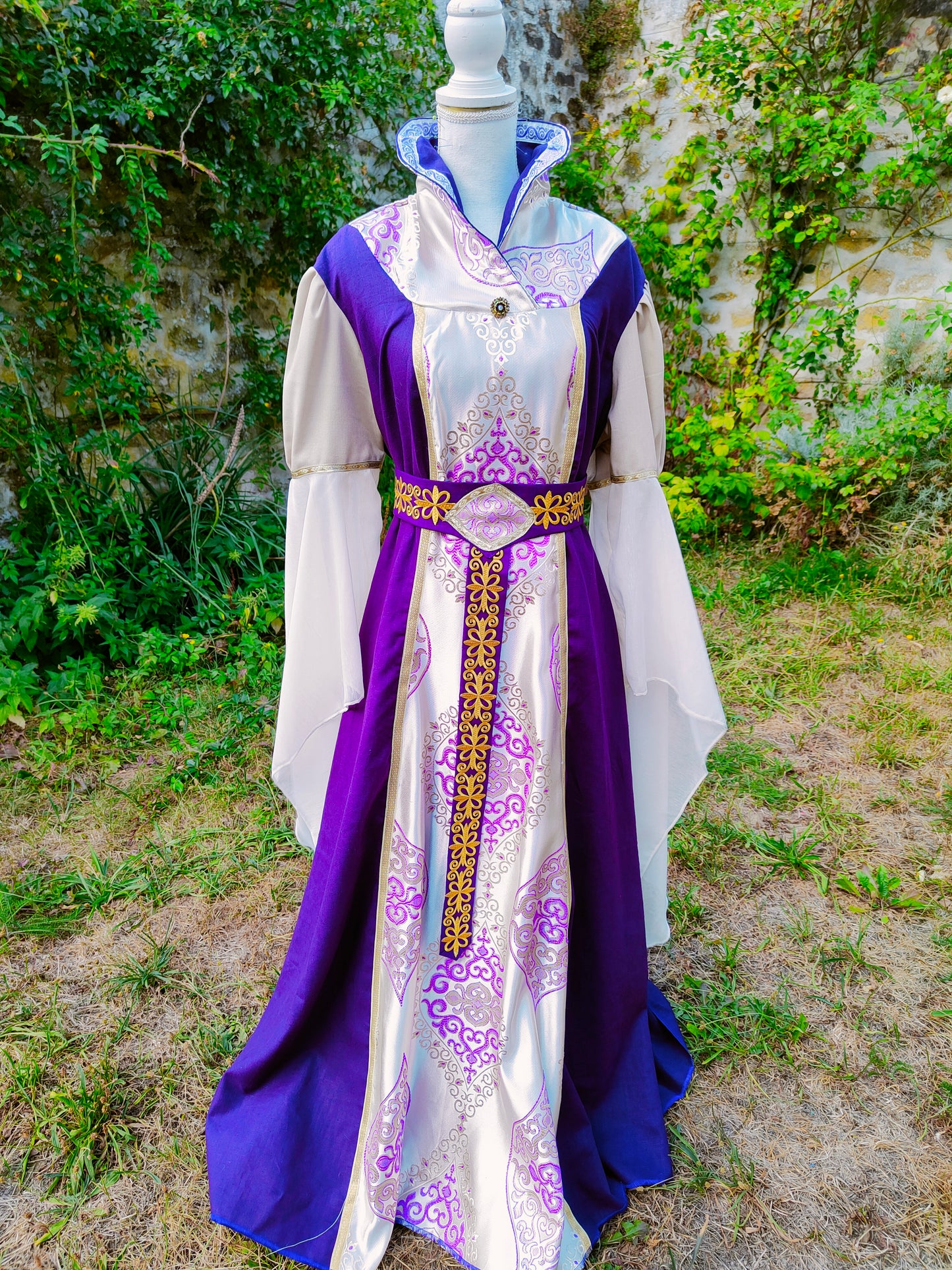 Robe style Renaissance en lin violet et jacquard ivoire et violet avec ceinture