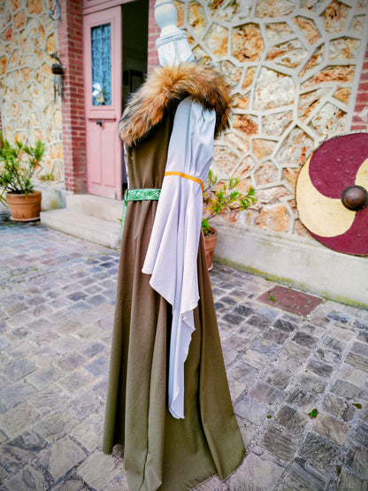 Robe celtique ou elfique en lin et coton kaki et écru avec fausse fourrure amovible