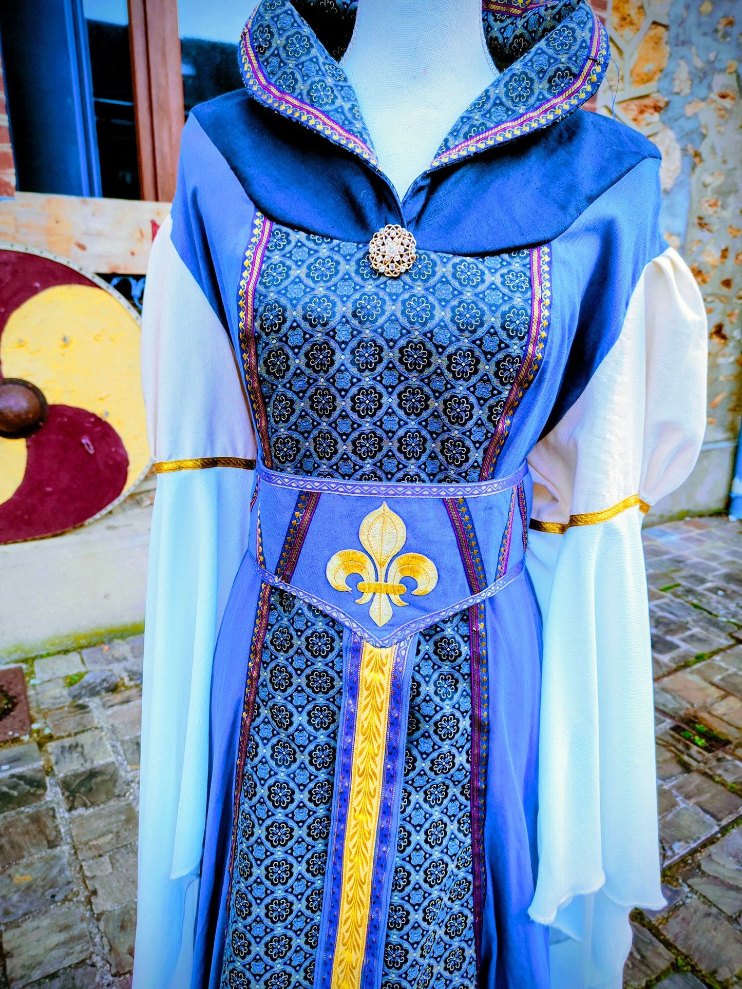 Robe médiévale ou Renaissance pour femme avec manches très longues et col tuyauté, en lin et jacquard bleu à médaillons