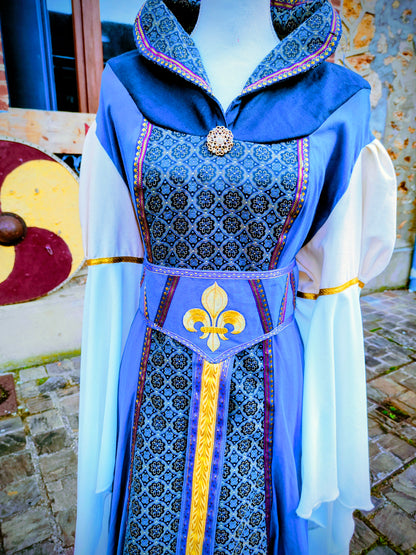 Robe médiévale ou Renaissance pour femme avec manches très longues et col tuyauté, en lin et jacquard bleu à médaillons