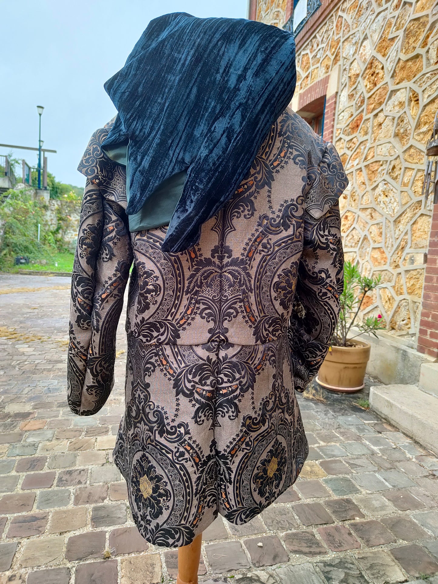 Veste XV ème/ XVI ème siècles pour homme en jacquard noir et or
