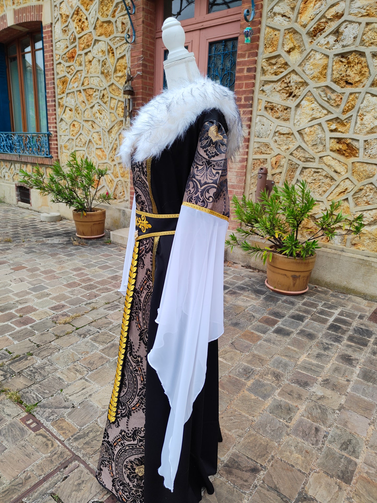 Robe Renaissance ou médiéval tardif pour femme, noire et dorée avec fausse fourrure blanche amovible et ceinture.