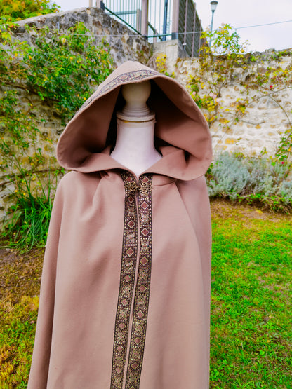 Cape médiévale beige avec beau galon, en lainage à grande capuche pointue