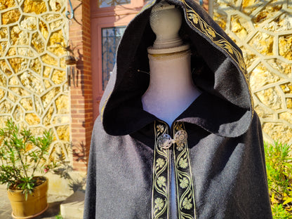 Cape médiévale ou Renaissance gris anthracite en lainage cachemire fin avec galon doré pour homme ou femme