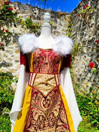 Robe médiévale ou Renaissance avec fausse fourrure amovible, en lin ocre et jacquard rouge et doré.