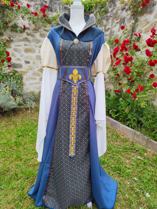 Robe médiévale ou Renaissance pour femme avec manches très longues et col tuyauté, en lin et jacquard bleu à médaillons