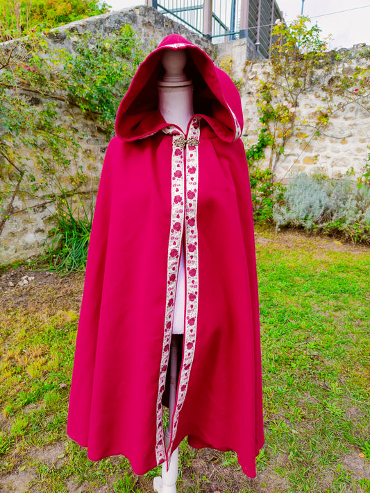 Cape historique ou fantastique, en lainage rouge avec galon roses rouges