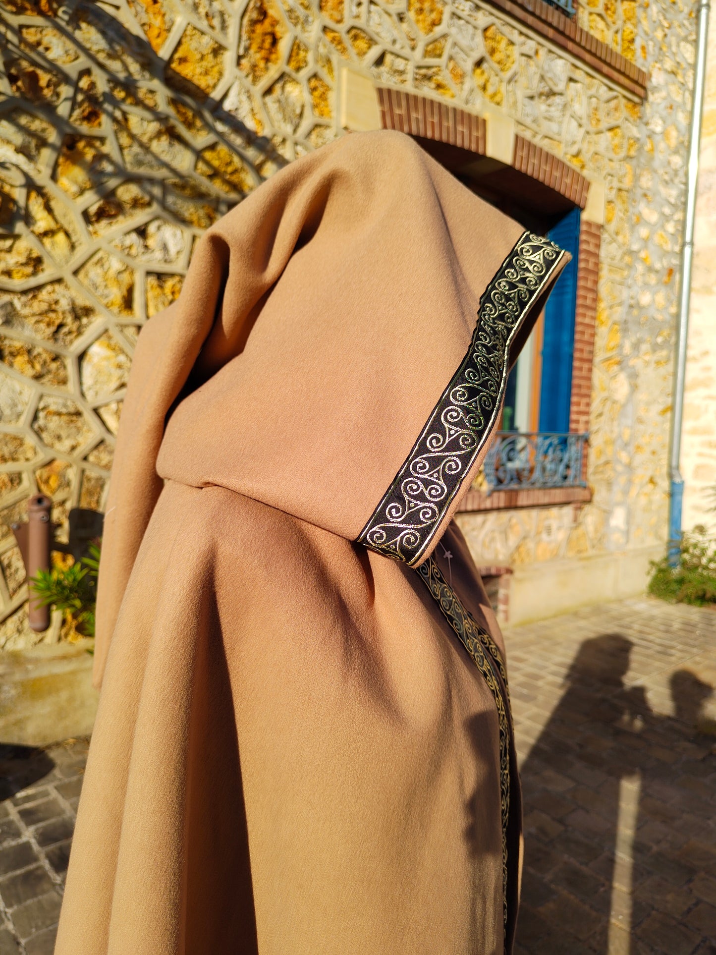 Cape médiévale mixte en lainage beige avec galon triskel