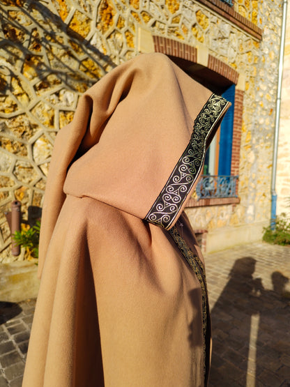 Cape médiévale mixte en lainage beige avec galon triskel