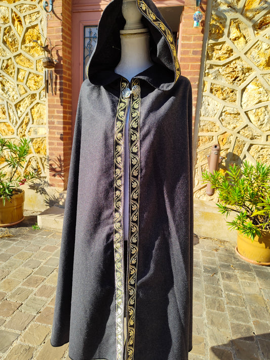 Cape médiévale ou Renaissance gris anthracite en lainage cachemire fin avec galon doré pour homme ou femme